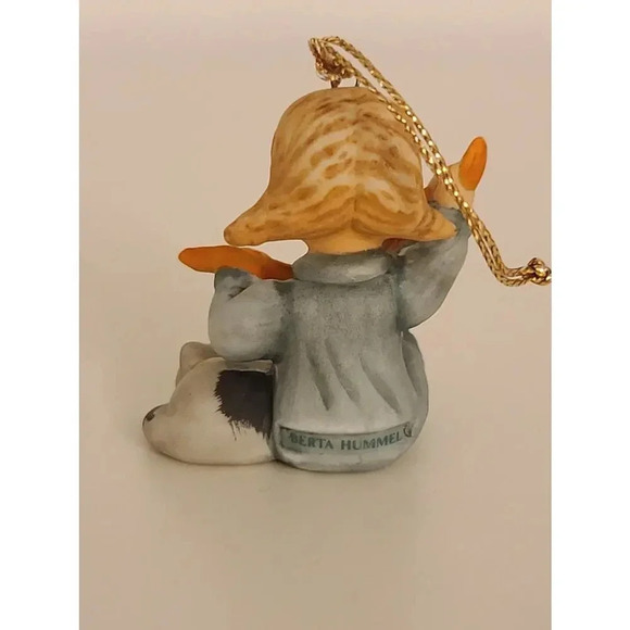 Berta Hummel Goebel "Little Gift Wrapper" Christmas Ornament 1997 - Picture 2 of 7